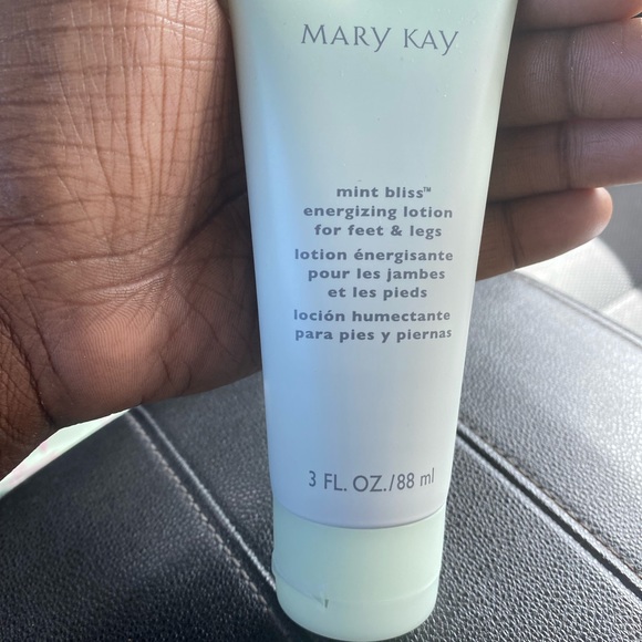 Energetic Lotion with fuzzy cozy socks - Picture 4 of 5